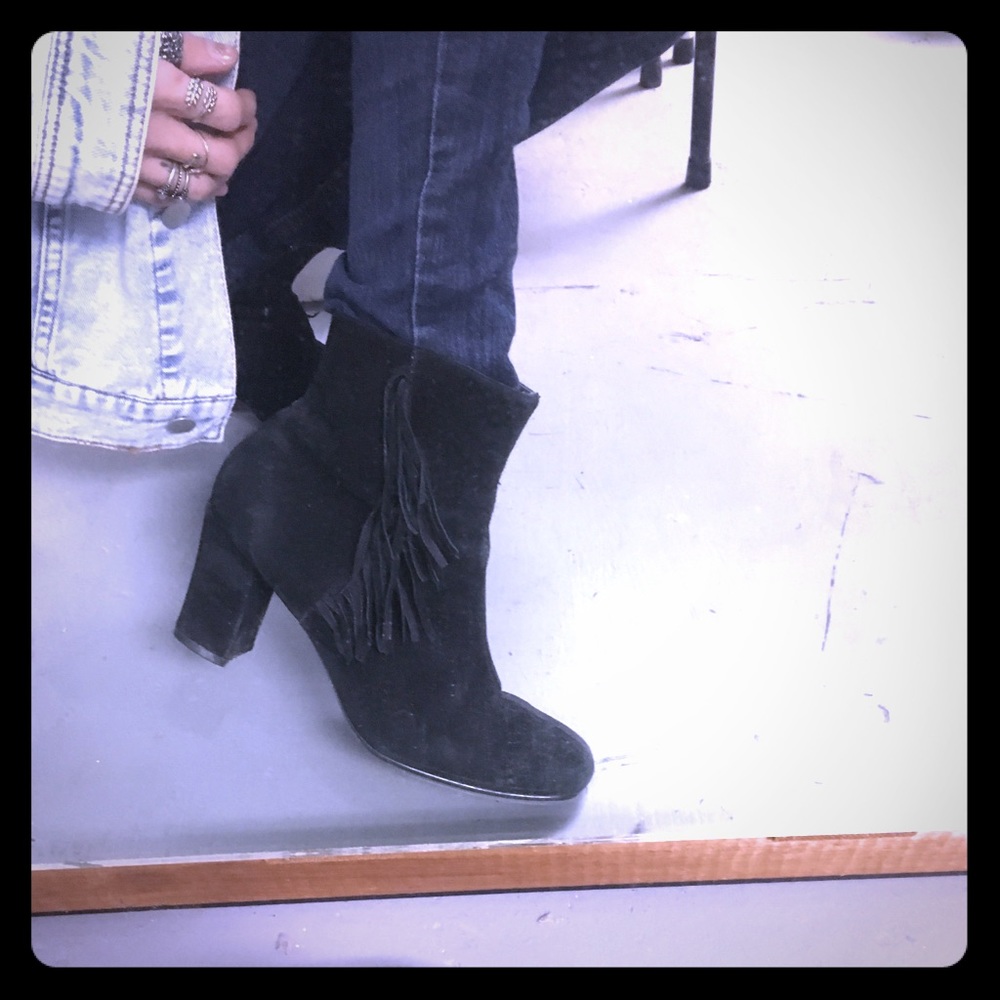 ➡️ BOGO ⬅️ Vintage Black Suede Boots w/?Tassels, Zips up side for good support